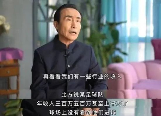 同步曝光的定档海报上，一幅抗疫群像跃然眼前：身着防护服的医务人员、坚毅的普通民众……无一不刻画出疫情期间的紧急氛围与人世百态